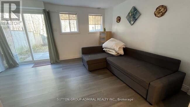 Building Photo - 70 Hawthorne Crescent