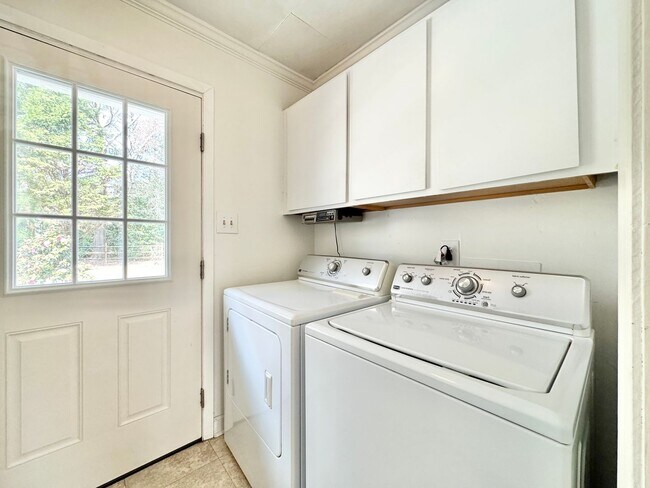 Foto del edificio - Well Maintained 3 Bedroom Home Off Lake Brandt Rd!