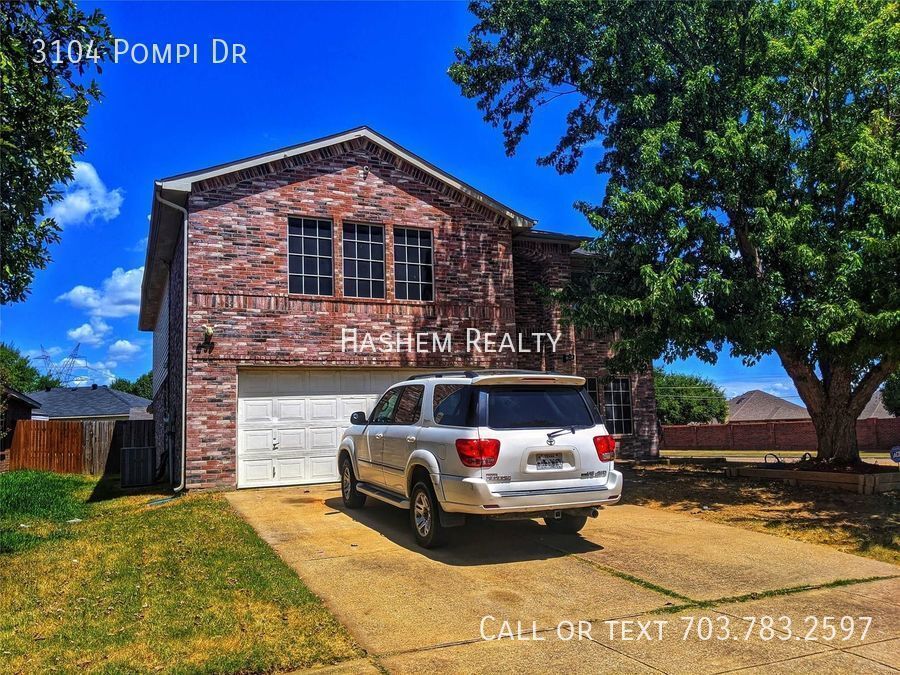 Primary Photo - Spacious 5 Bedroom Single Family Home Read...
