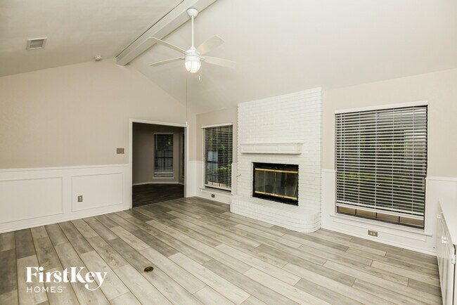 Foto del edificio - 4405 Grey Dawn Dr