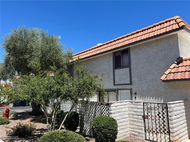 Foto del edificio - 913 Willow Tree Dr