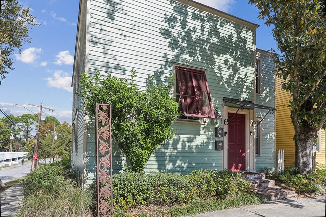 Building Photo - 611 Lakeland Dr