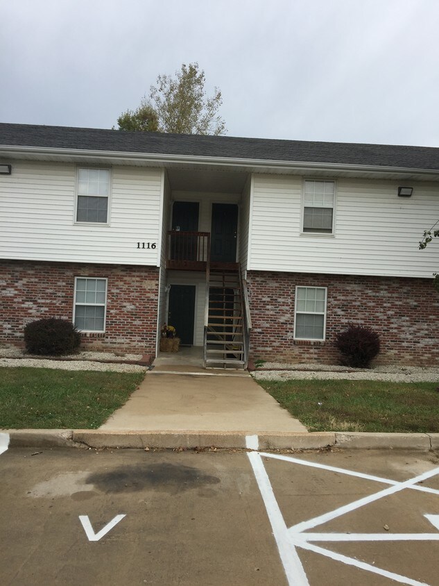 2 bedroom 1.5 bath apt - 1112 Fairgrounds Rd