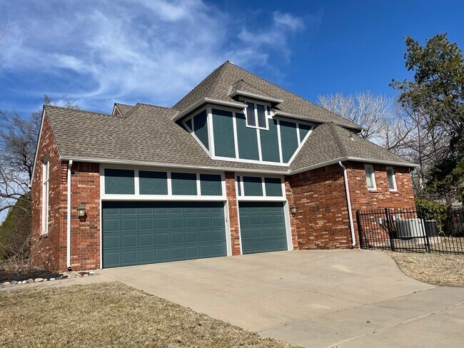 Lado - 1024 N Broadmoor St