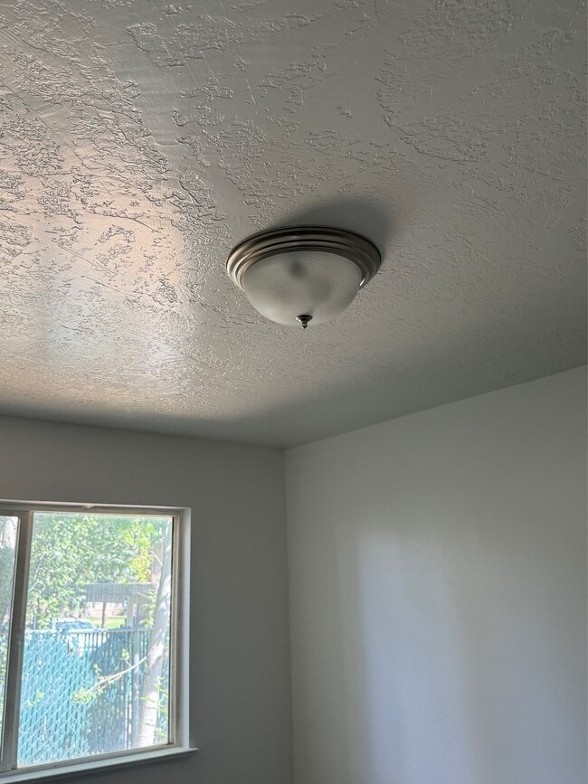 Building Photo - 266 W 750 S