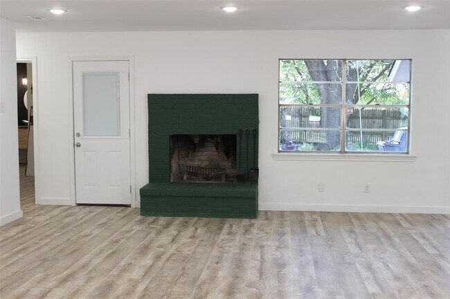 Building Photo - 400 Casa Bello Ct