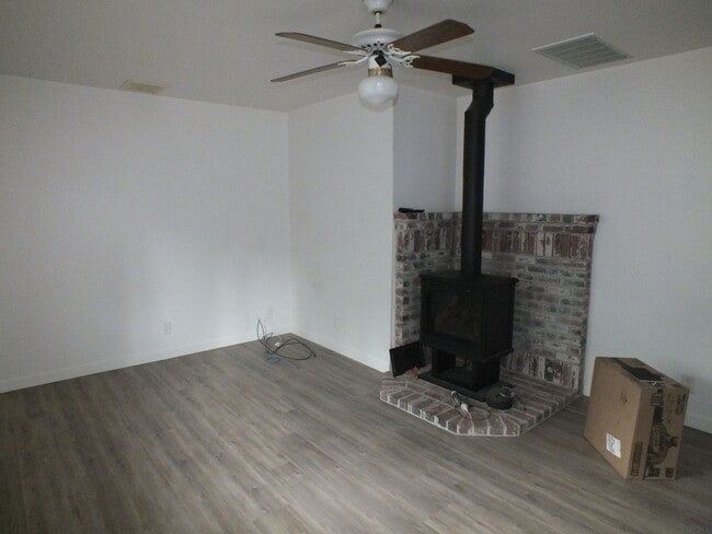 Building Photo - Pollock Pines Sierra Springs 3/2 $2250