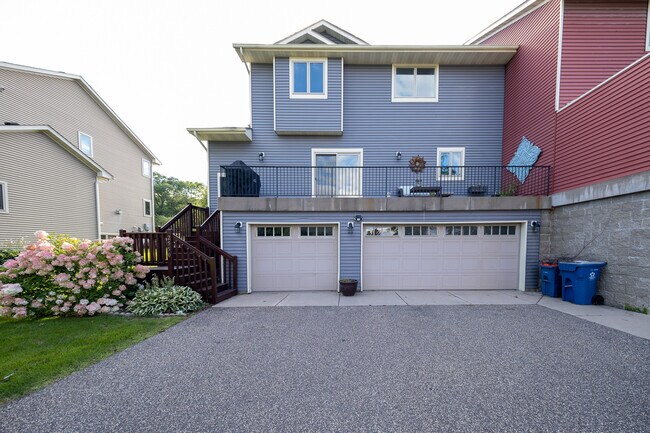 Building Photo - 2550 Douglas Dr N