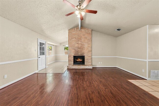 Foto del edificio - 609 Riverwood Dr