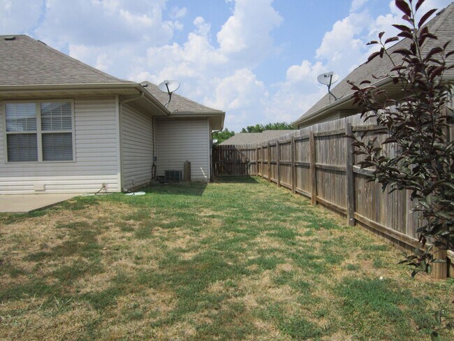 Building Photo - Beautiful 3 Bedroom Home in Gated Neighbor...