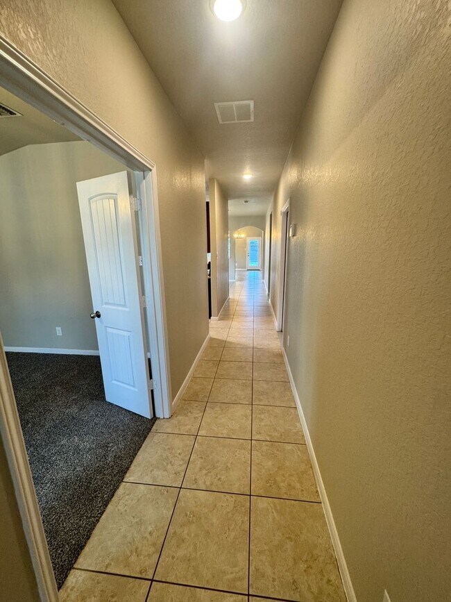 Foto del edificio - Ready for Move-In! Spacious 4-Bed, 2-Bath ...