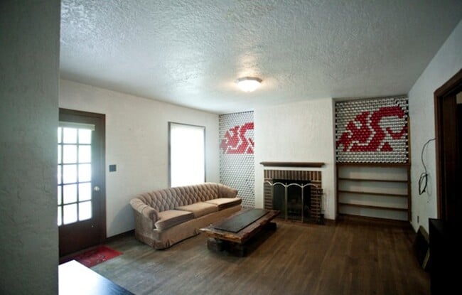 Campus St #B - Sala de estar - Slocum Apartments