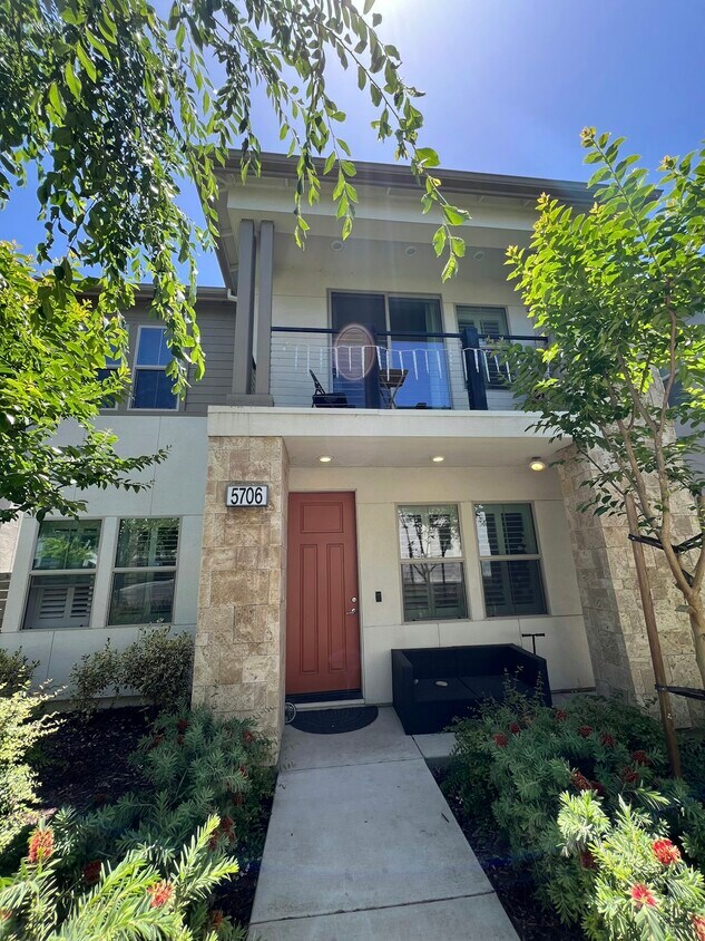 Primary Photo - 5706 Mulholland Ave