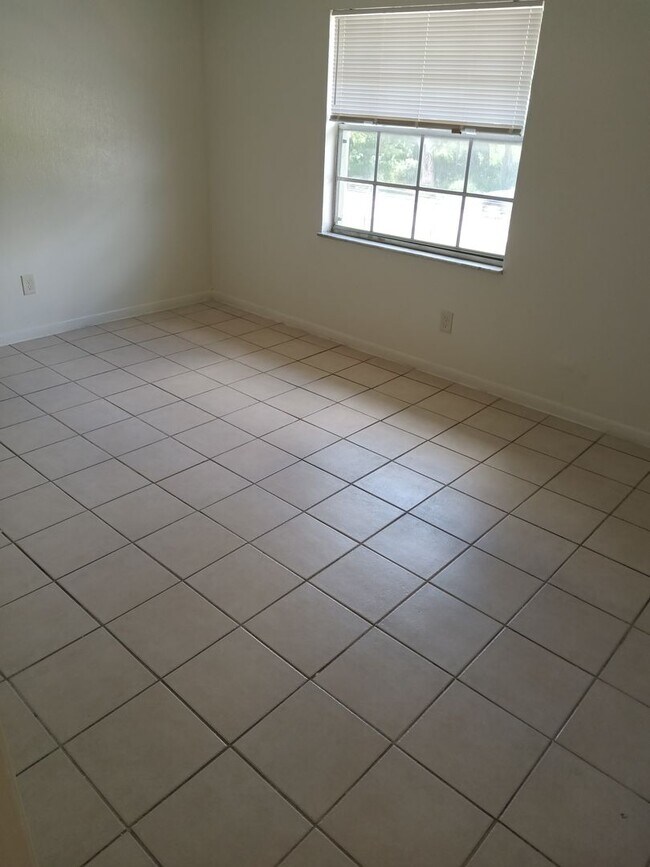 Foto del edificio - 1633 W Oak Ridge Rd