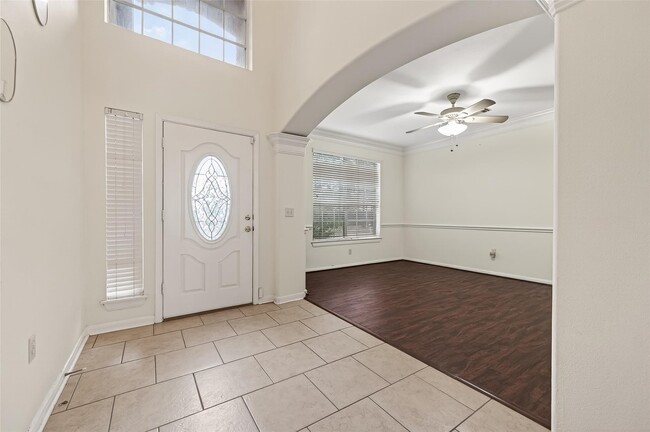 Building Photo - 14914 W Bend Dr