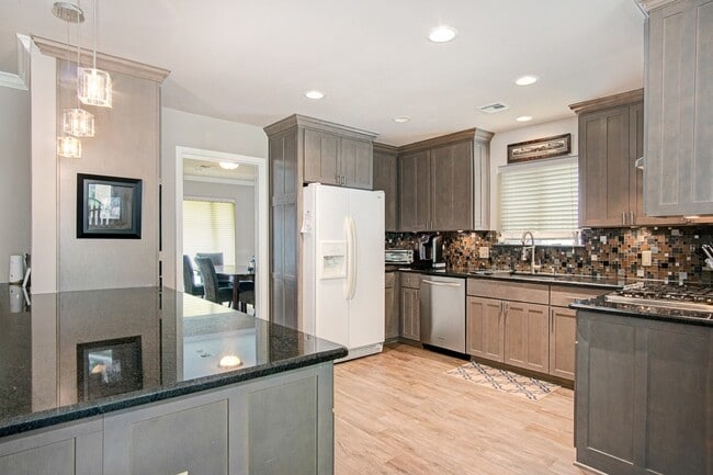 Building Photo - 614 Bendwood Dr