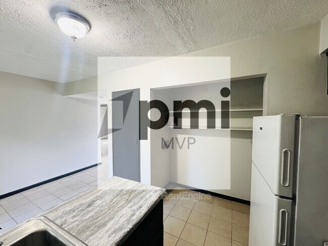 Foto del edificio - 828 Whitethorne Ave