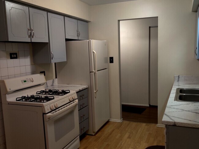 Building Photo - 3235 S Manor Dr