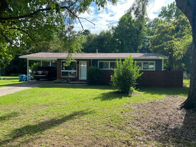 Building Photo - East Side Charmer!