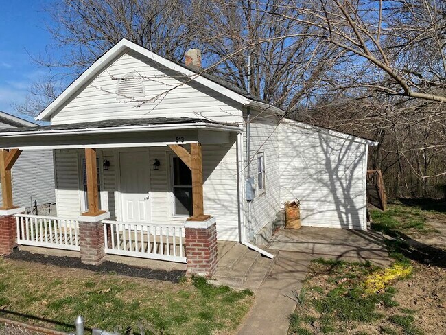 Building Photo - 513 Lawrence Ave
