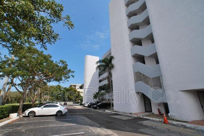 Foto del edificio - 1650 NE 115th St