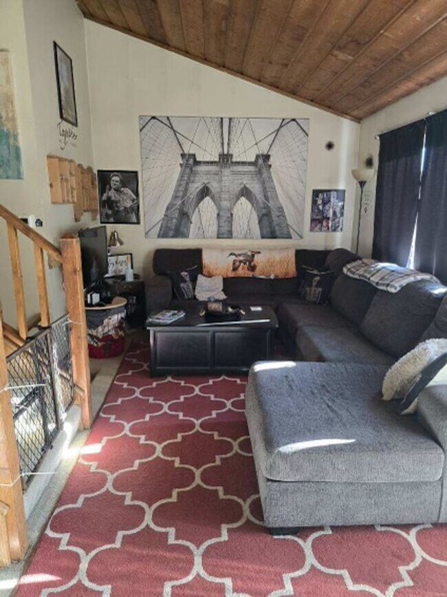 Building Photo - Available 8/15/2024 This NW spacious 2 bed...