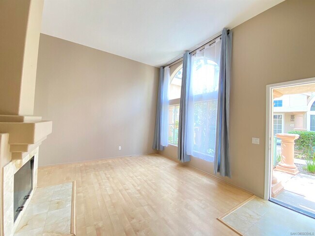 Foto del edificio - 12974 Carmel Creek Rd
