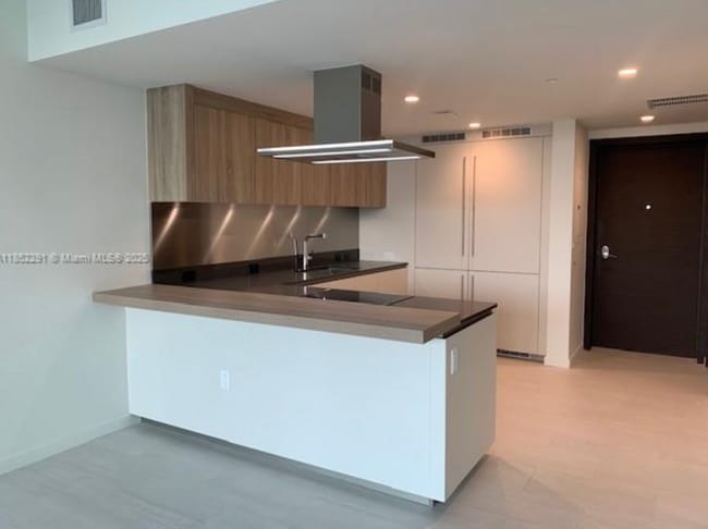 Building Photo - 1000 Brickell Plz