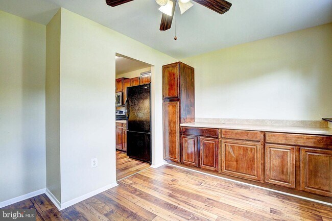 Building Photo - 831 Calvert Towne Dr