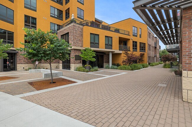 Foto del edificio - COME HOME TO REFINED DOWNTOWN LUXURY CONDO...