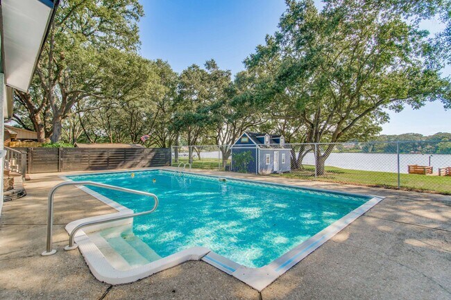 Building Photo - Beautifully updated lakefront home!