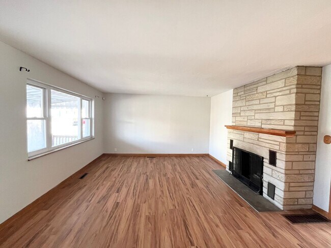 Foto del edificio - Cozy 2 Bedrm/1 Bath Home in Dunbar! Covered Front Porch. Double Pane Windows.