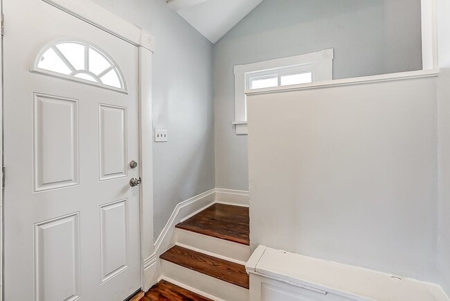 Building Photo - Two Bedroom in Dayton!