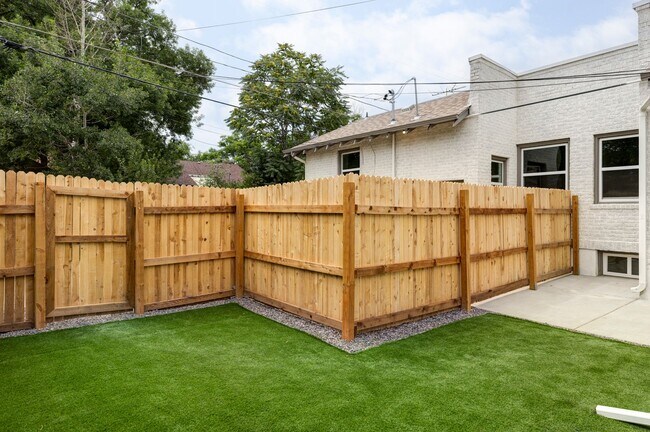 Building Photo - Private Duplex