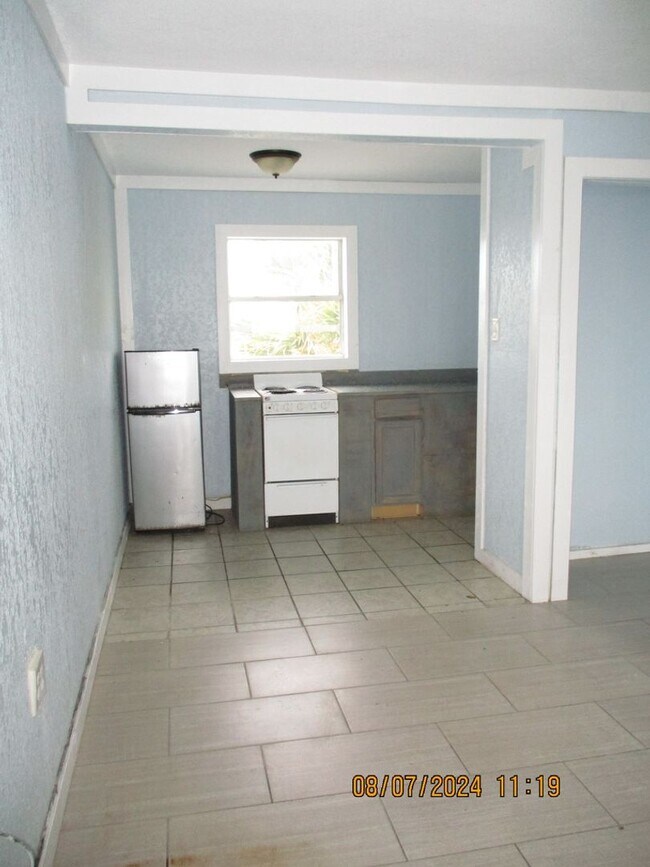 Building Photo - Ocean Front Studio with Utilities and Inte...