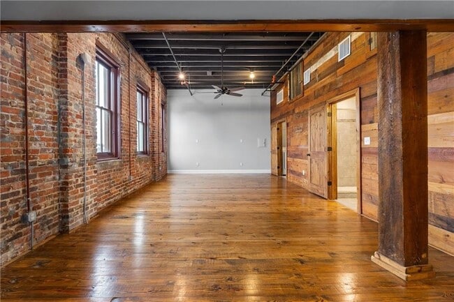 Building Photo - 558 St Francis St