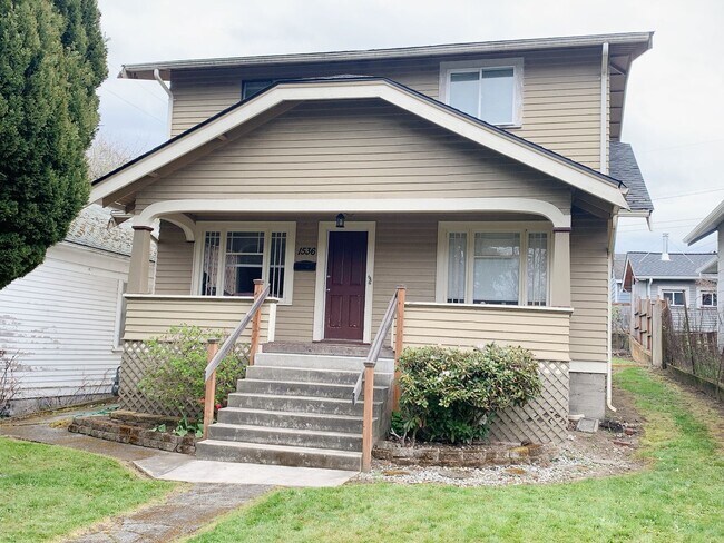 Foto del edificio - AUG PRELEASE: 5 bdrm/2 bath in York Neighborhood