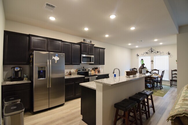 Building Photo - 808 Friar Tuck Dr