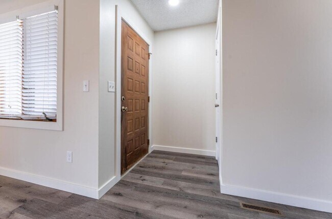 Foto del edificio - 607-609 E Redwood