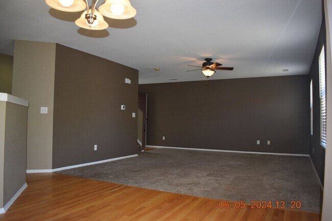 Building Photo - Cozy and Spacious 3 bed Townhome!