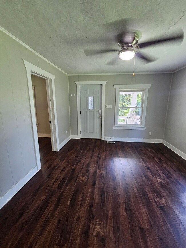 Building Photo - 2 bedroom | 1 Bathroom Home | Pets Welcome!