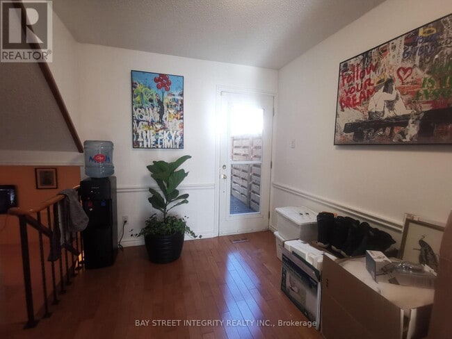 Building Photo - 976 Raintree Ln