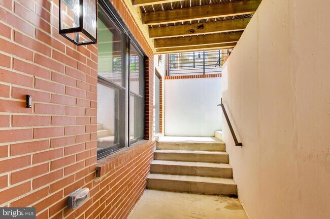 Foto del edificio - 4411 1/2 Illinois Ave NW Unit UNIT B