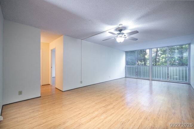 Building Photo - 2BR 1BA w/2 PARKING Spacious Condo Conveni...