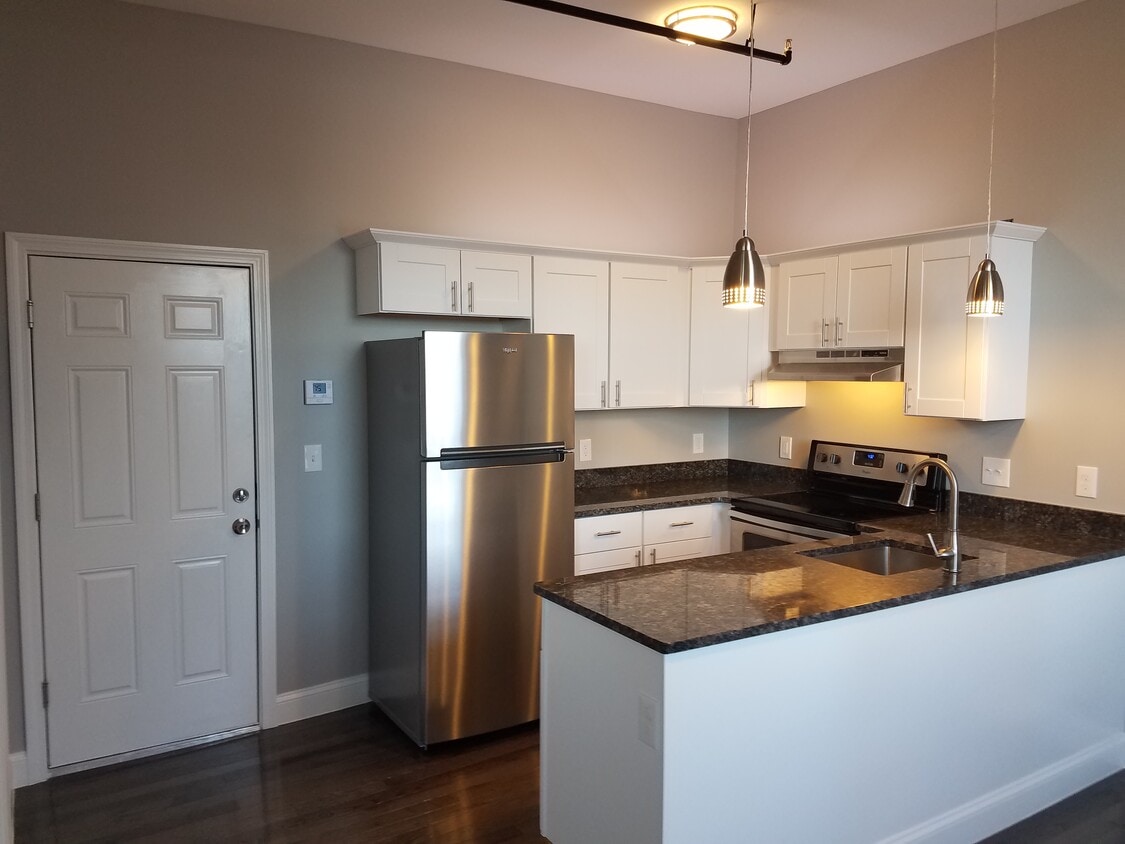 Primary Photo - 148 Main St