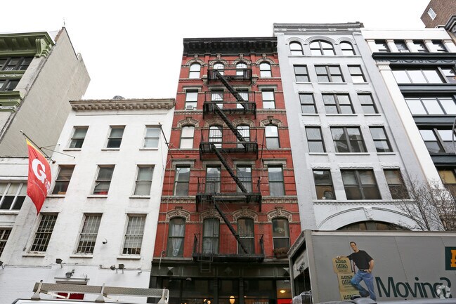 Building Photo - 135 W 24th St