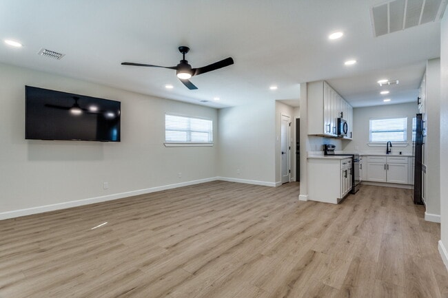 Foto del edificio - Great 2 bedroom upstairs unit - Available Summer 2026