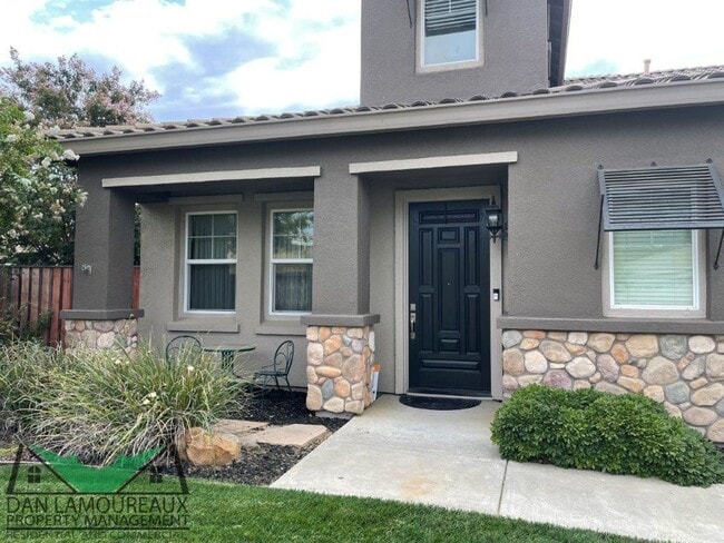 Building Photo - Executive Home in Gated Community Wildwings