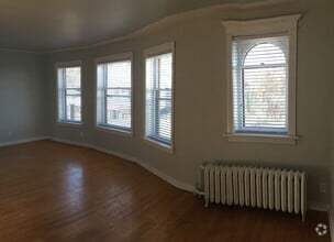 Building Photo - 109 S 15th Ave E
