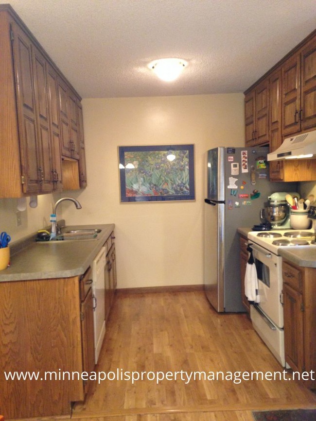 Building Photo - 8839 N Maplebrook Ct